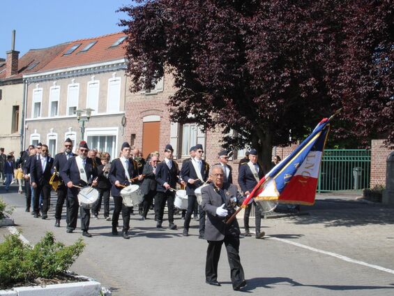 Défilé de la fanfare dans les rues d'Aulnoy