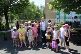 Laurent Depagne et les élèves de l'école municipale d'arts plastiques