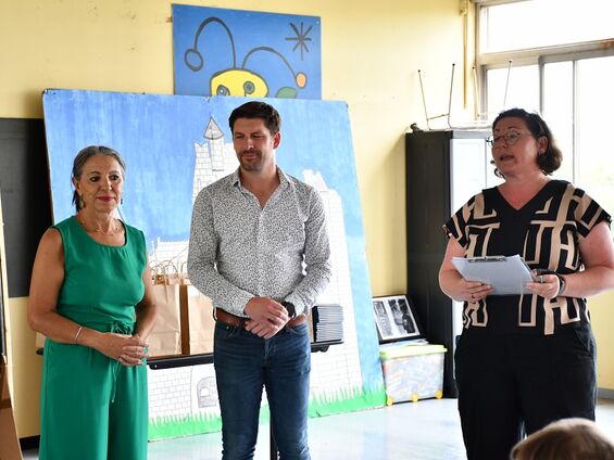 De gauche à droite : Habiba Bennoui, adjointe à la cohésion sociale, Rémi Bertin et Mme Rizzo, directrice de l'école Zola