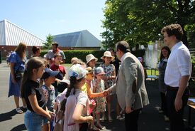 Laurent Depagne et les élèves de l'école municipale d'arts plastiques