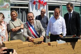 Laurent Depagne posant la première pierre du groupe scolaire Emile Zola